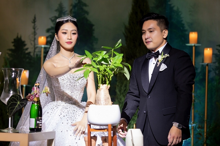 Liêu Hà Trinh bỏ cắt bánh cưới, làm điều đặc biệt trong hôn lễ