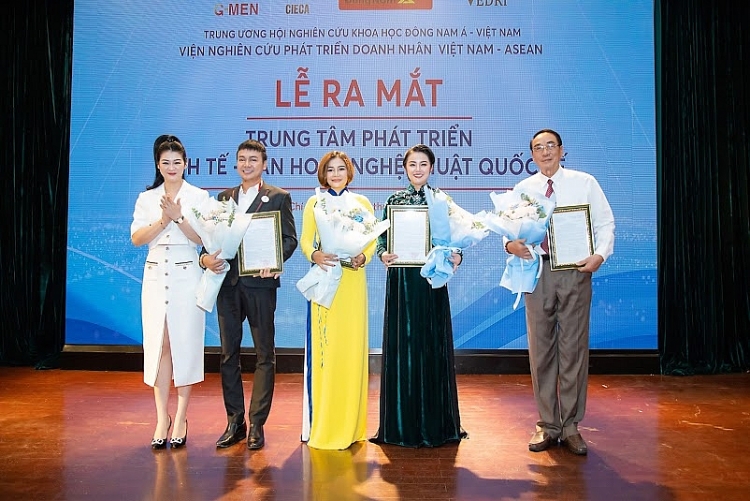 Danh ca Giao Linh, NSƯT Trịnh Kim Chi chúc mừng diễn viên Trường Thịnh và Amy Lê Anh nhận nhiệm vụ mới