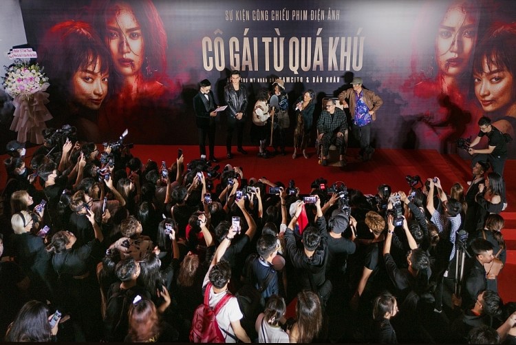 Khách mời đứng hình khi Lan Ngọc - Kaity Nguyễn mặc rách rưới tại buổi ra mắt phim ‘Cô gái từ quá khứ’