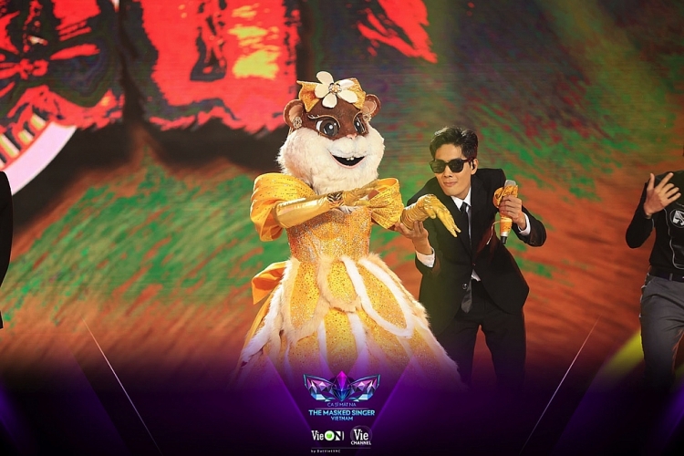 Tập 14 'Ca sĩ mặt nạ' xuất hiện mascot mới tinh khiến Hội đồng cố vấn nghi ngờ Vũ comeback