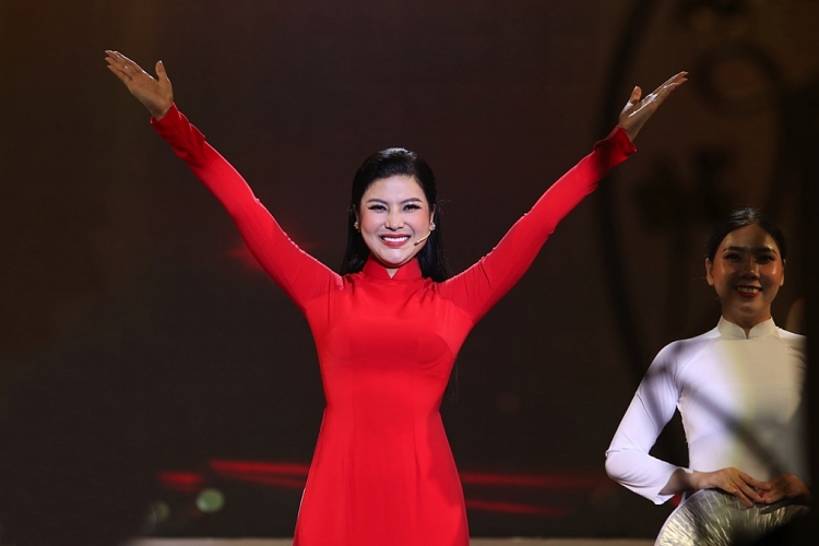 Neon Trần Trung Thuận bứt phá mọi giới hạn ẵm trọn danh hiệu 'Én vàng nghệ sĩ 2022'