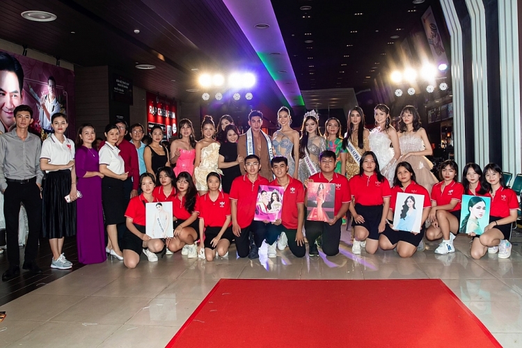 Nữ sinh 17 tuổi Nguyễn Vũ Thoại Nghi tham dự 'Miss Teen Universe 2022' tại Mỹ