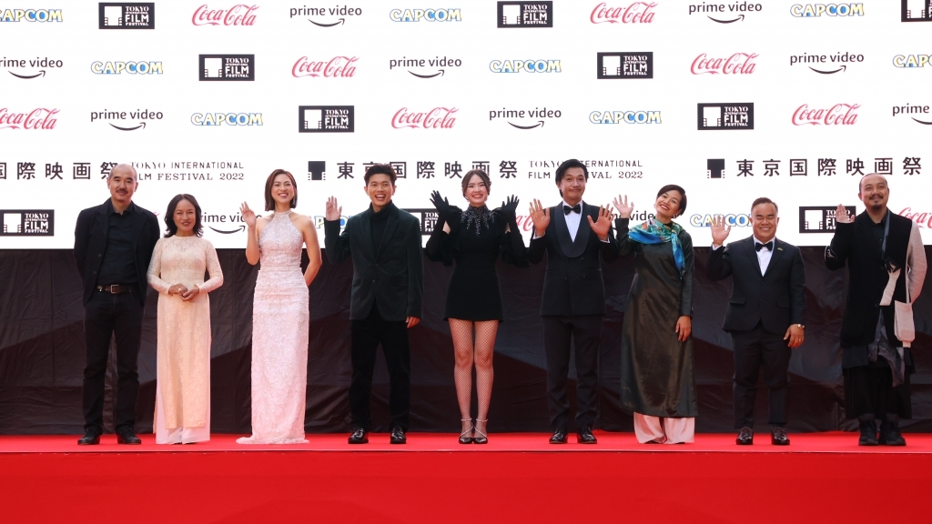 Phương Anh Đào, Quang Tuấn cùng ekip phim 'Tro tàn rực rỡ' trên thảm đỏ LHP quốc tế Tokyo