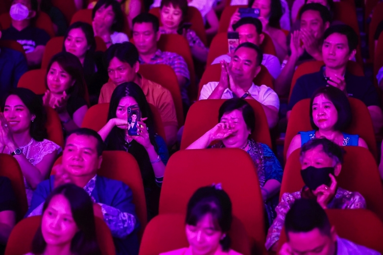 Hơn 1.000 khán giả Thủ đô hò reo, vỗ tay liên lục khi Quang Hà cất giọng