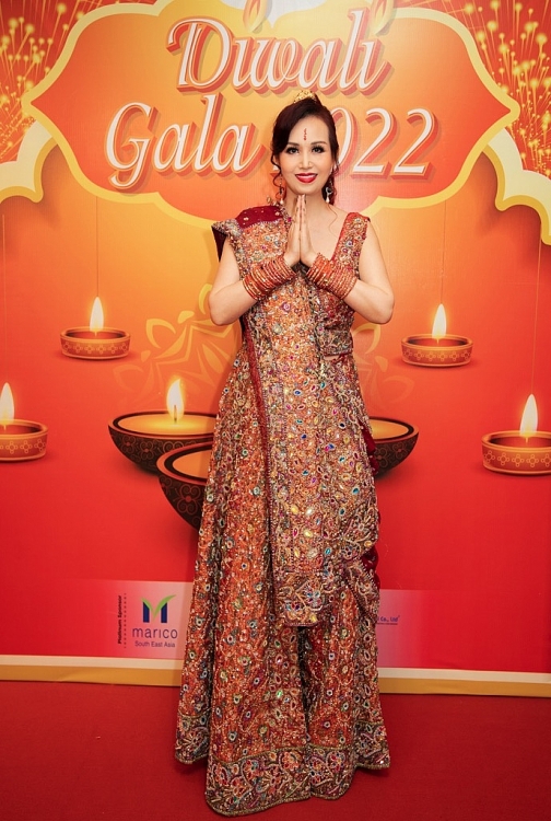 Hoa hậu Diệu Hoa mặc trang phục truyền thống saree của Ấn Độ, khoe nhan sắc trẻ trung