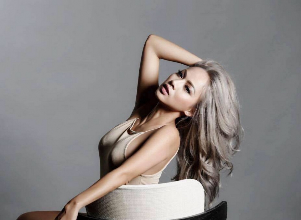 a hau nha loan thu thach minh trong vai tro ca si