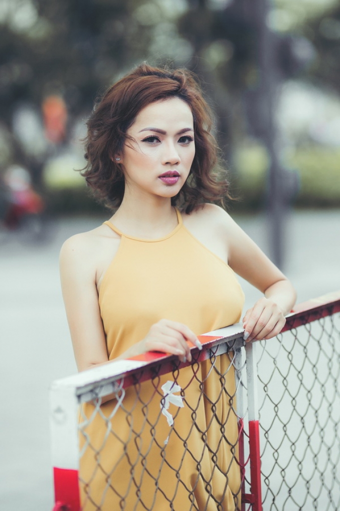 a hau nha loan thu thach minh trong vai tro ca si