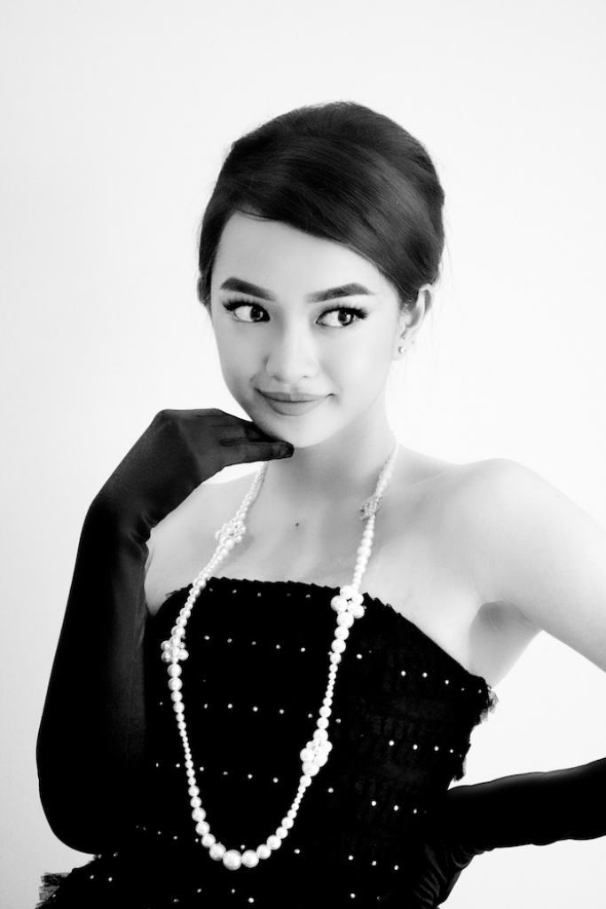 khong can hoa trang kaity nguyen van co mot mua halloween dang nho voi hinh anh audrey hepburn