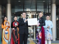 Hoa hậu Paris Vũ được Thị trưởng trao bằng cống hiến vì sự kiện Giao lưu văn hóa Việt - Nhật