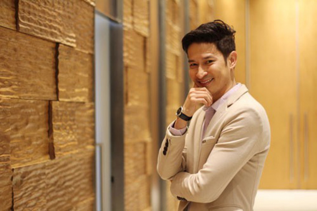 van trang tai xuat tren san catwalk cung huy khanh trong show cua ntk hang nguyen