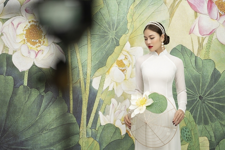 hoa hau tuyet nga khoe sac xuan ngoi trong ta ao dai viet nam