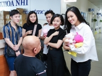 Cao Thái Hà, Tuyết Lan đồng hành cùng NTK Ivan Trần giúp đỡ trẻ em ung thư