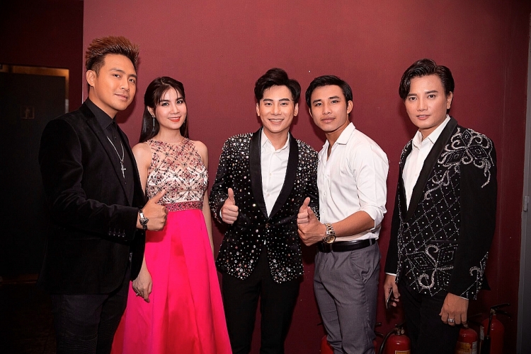 Dàn nghệ sĩ hát say sưa trong liveshow Ngọc Châu dan nghe si hat say sua trong liveshow ngoc chau