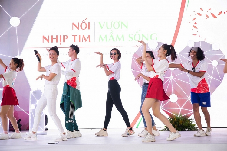 ngoc diem vui mung khi quy co them 6 ty dong giup tre em benh tim bam sinh