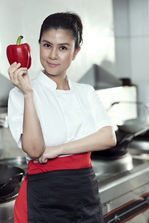 Ngô Thanh Vân thích thú trải nghiệm hải sản đặc biệt tại nhà hàng mới của Kim Thư ngo thanh van thich thu trai nghiem hai san dac biet tai nha hang moi cua kim thu