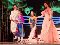 Nguyên Bảo mang BST áo dài của NTK Thuận Việt lên sân khấu 'Én vàng nghệ sĩ'