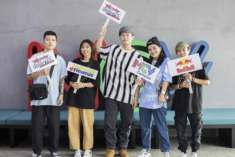 dau truong duong pho san choi the thao cung nhung cau chuyen hau truong luon tao nguon cam hung