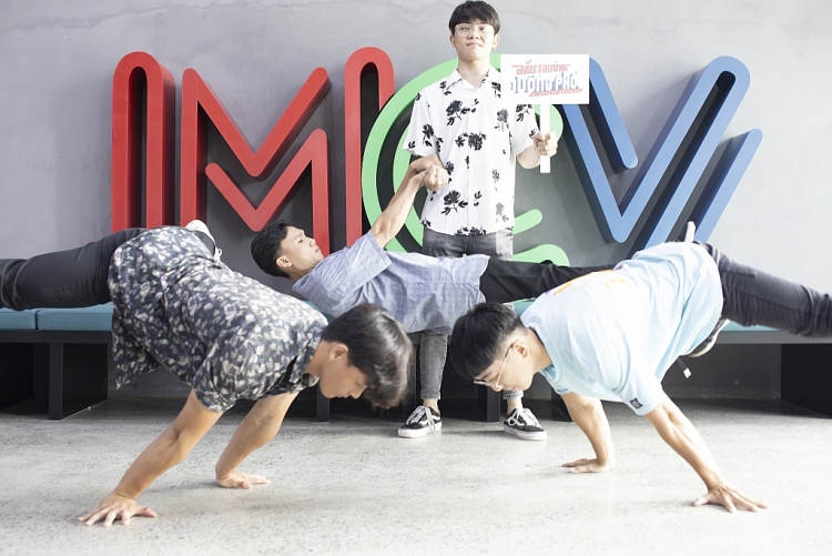 dau truong duong pho san choi the thao cung nhung cau chuyen hau truong luon tao nguon cam hung