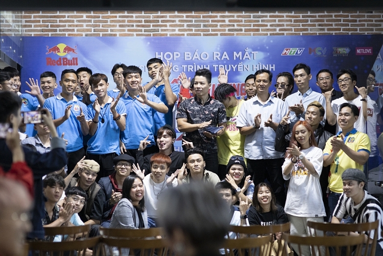 dau truong duong pho san choi the thao cung nhung cau chuyen hau truong luon tao nguon cam hung