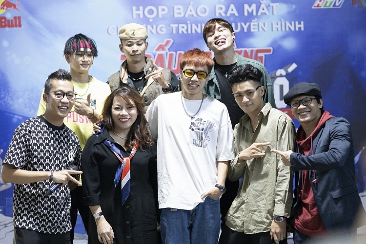 dau truong duong pho san choi the thao cung nhung cau chuyen hau truong luon tao nguon cam hung