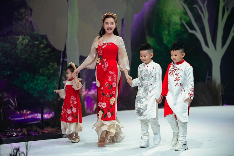 vy oanh lam vedette show phuong nguyen silk