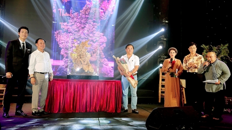 Nghệ sĩ Chí Tài và dàn sao quyên góp được 2,5 tỷ đồng hỗ trợ người dân miền Trung