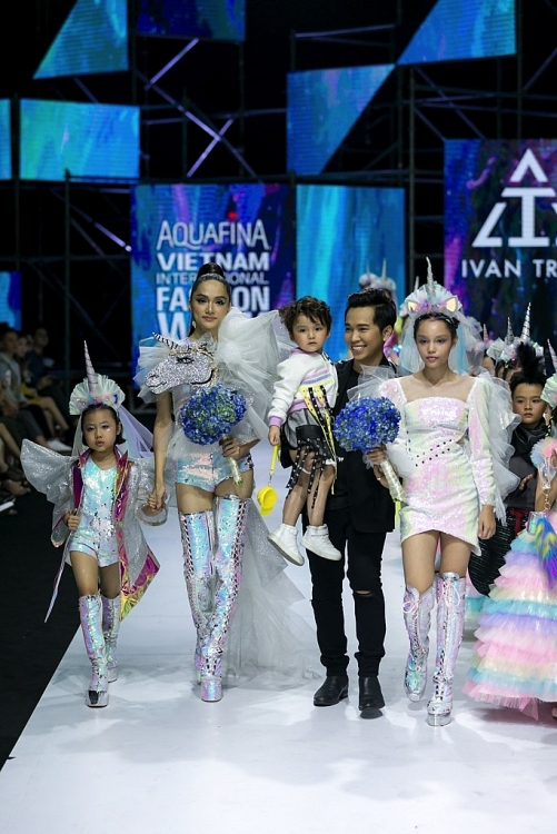 ntk ivan tran hua hen su chuyen bien an tuong tu bst cua tuong lai tai aquafina vietnam international fashion week 2020