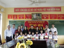 Long Nhật trao 20 suất học bổng tại quê hương xứ Huế