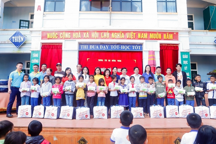 nsut trinh kim chi cung cac manh thuong quan co mat tai cac tinh mien trung de giup do nguoi dan