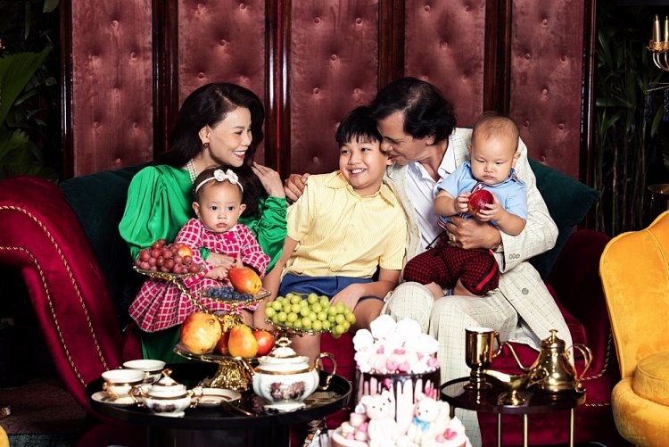 Ngắm bộ ảnh gia đình thời trang sang chảnh nhà Hồ Ngọc Hà nhân sinh nhật Lisa và Leon