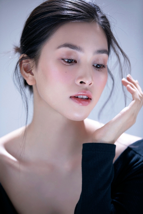 Theo style trang điểm của chị đẹp Song Hye Kyo, Hoa hậu Tiểu Vy khiến khán giả suýt xoa vì nhan sắc