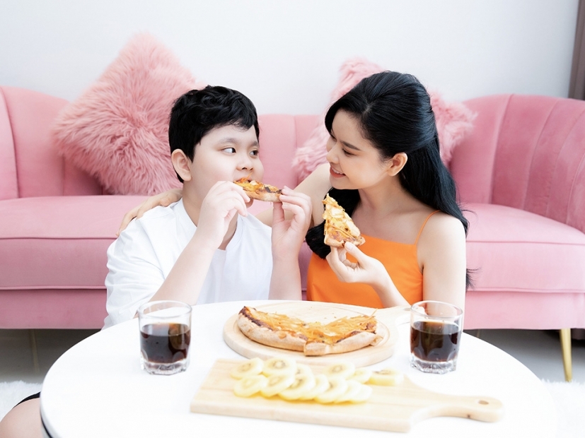 Khoảnh khắc ngọt ngào, bình yên của Trương Quỳnh Anh và con trai Sushi