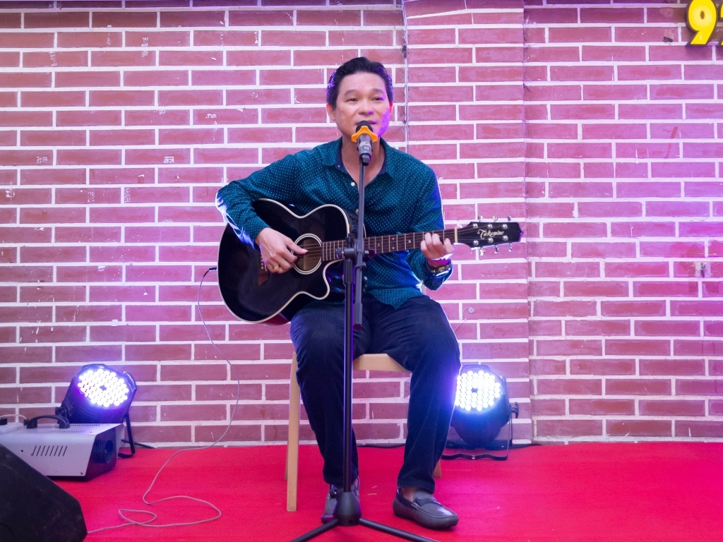 Nhạc sĩ Quốc An ra mắt ca khúc tri ân thầy cô và các cầu thủ bóng đá Việt