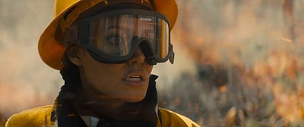 Đằng sau phim cháy rừng nóng nhất hè này: Angelina Jolie 'trầy da tróc vẩy', đoàn phim dựng hẳn một khu rừng nhân tạo