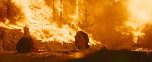 Đằng sau phim cháy rừng nóng nhất hè này: Angelina Jolie 'trầy da tróc vẩy', đoàn phim dựng hẳn một khu rừng nhân tạo