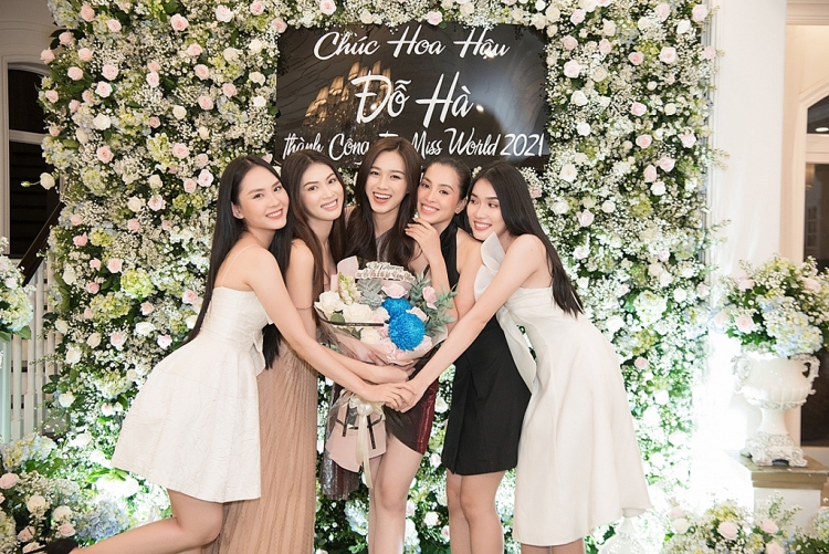 Dàn hậu đình đám tụ họp chia tay Đỗ Hà trước ngày lên đường đi thi 'Miss World 2021'