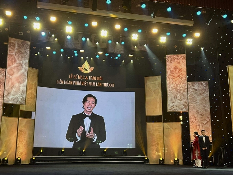 Tuấn Trần cảm ơn Trấn Thành khi thắng giải Nam diễn viên chính xuất sắc nhất