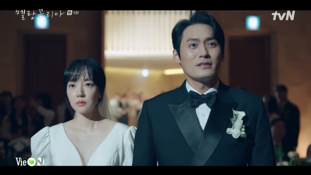 'Melancholia - Góc khuất học đường': Im Soo Jung bị tung ảnh thân mật với học sinh Lee Do Hyun trong đám cưới