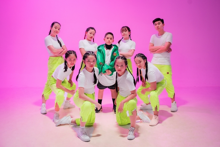 Rapper nhí Shumo 9 tuổi lai Việt – Ukranie khoe vẻ đẹp chuẩn soái ca trong MV 'Bad Dream'
