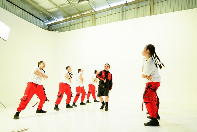 Rapper nhí Shumo 9 tuổi lai Việt – Ukranie khoe vẻ đẹp chuẩn soái ca trong MV 'Bad Dream'