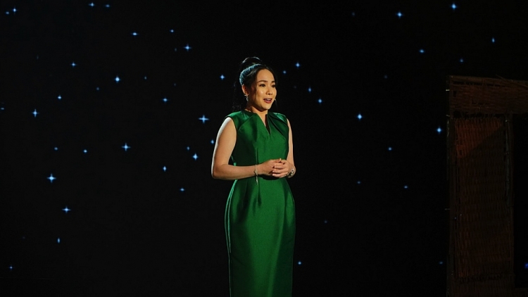 'Bản sao' Nguyễn Ngọc Ngạn làm sống lại văn hóa phòng trà trên sân khấu 'Én xuân 2021'