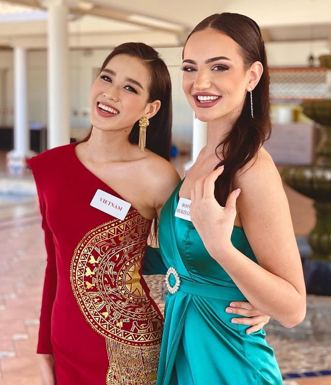 Đỗ Hà đầy tự tin khi đối đáp cùng đương kim 'Miss World 2019' Toni-Ann Singh về quỹ học bổng tại Việt Nam