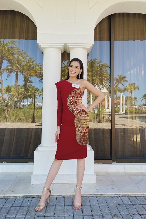 Đỗ Hà đầy tự tin khi đối đáp cùng đương kim 'Miss World 2019' Toni-Ann Singh về quỹ học bổng tại Việt Nam