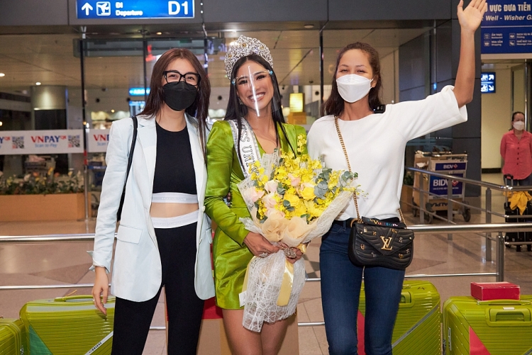 Vừa đến Israel, Kim Duyên khoe thần thái đỉnh cao cùng các chị em 'Miss Universe'