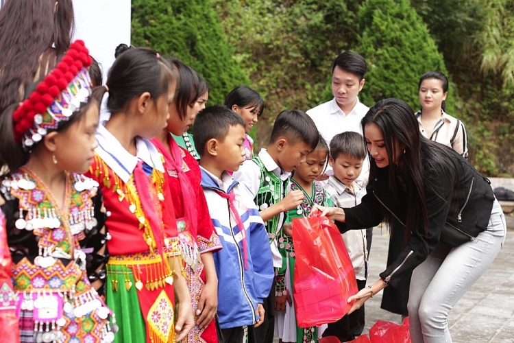 Hoa hậu Ngọc Châu cùng Á hậu Thủy Tiên làm thiện nguyện tại 3 điểm ở Sơn La