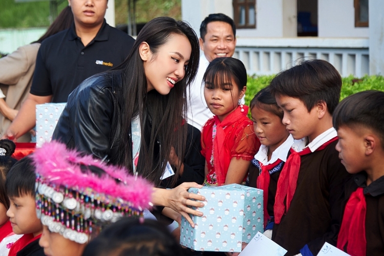 Hoa hậu Ngọc Châu cùng Á hậu Thủy Tiên làm thiện nguyện tại 3 điểm ở Sơn La