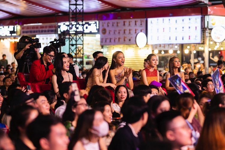 Mai Ngô đầy thần thái khi chấm thi 'Miss 'Ren' Hương Nam 2022'