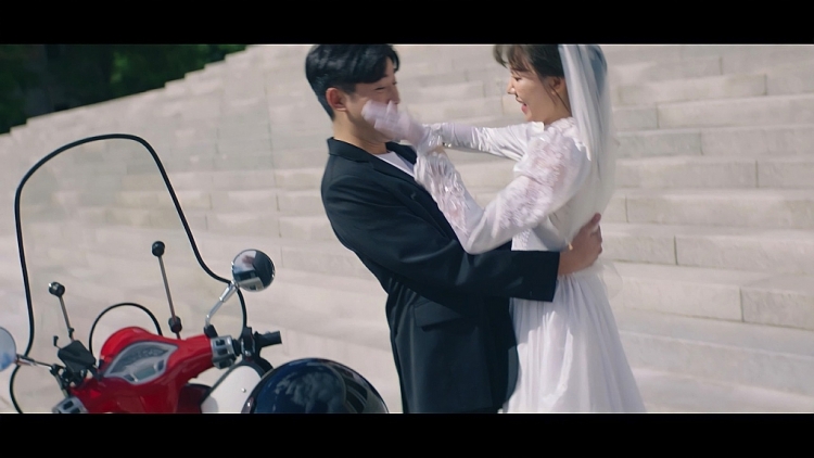 'Cô dâu' Hari Won đẹp rạng rỡ trong MV comeback