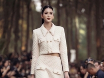 Á hậu Nguyễn Nga diễn thời trang trước khi thi quốc tế