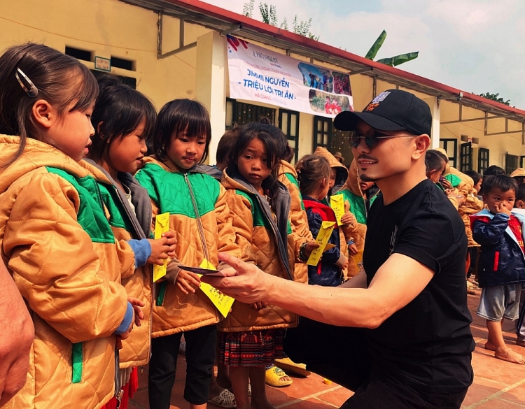 Ca nhạc sĩ Jimmii Nguyễn đưa vợ và con gái đi từ thiện ở vùng cao tại tỉnh Hà Giang